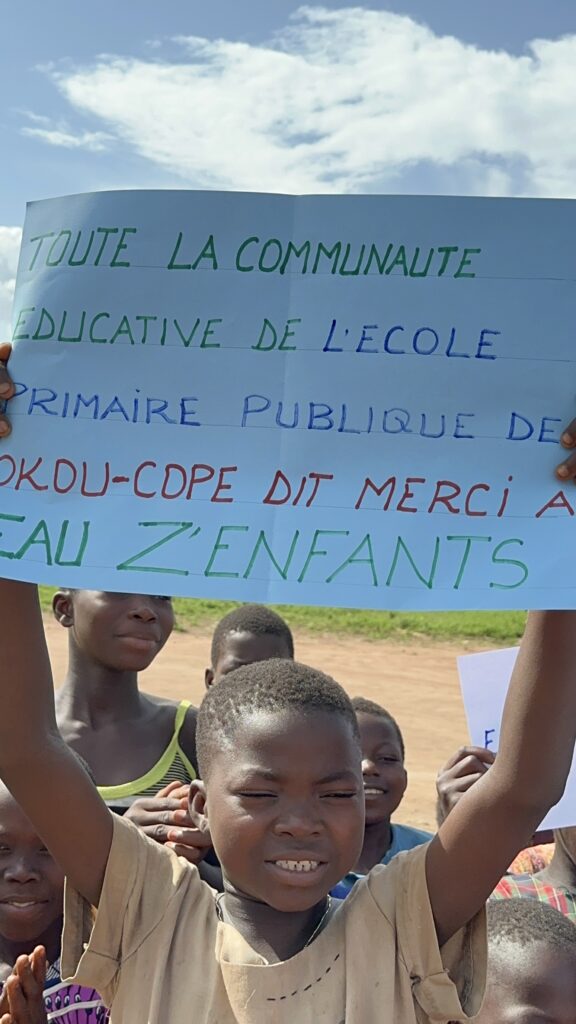 Un enfant remercie l'association Eau Z'Enfants